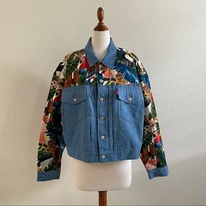 LEVI’S X FARM RIO tropical graphic print cropped light wash denim jean trucker
